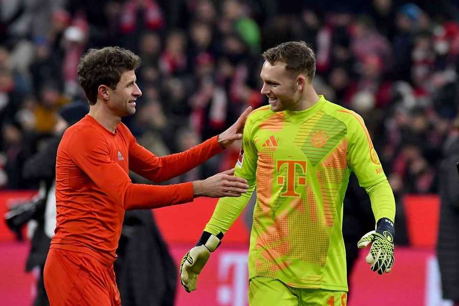 Sie stehen wieder an der Spitze: Thomas Müller (l.) und der FC Bayern München
