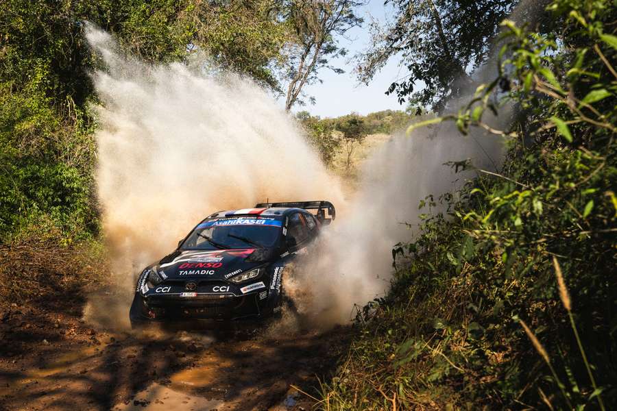Ogier během jednoho z atraktivních průjezdů.