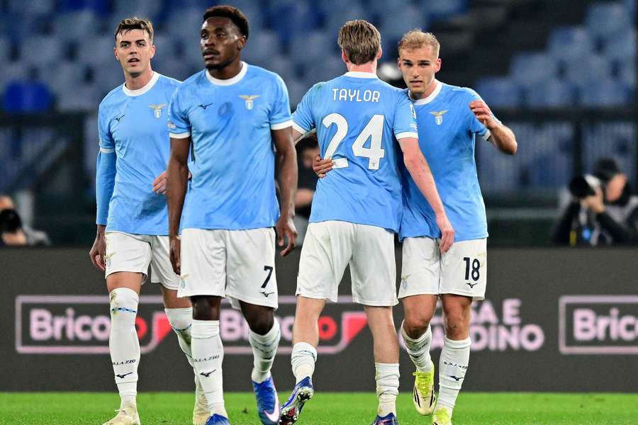 Isaksen portato in trionfo dai compagni