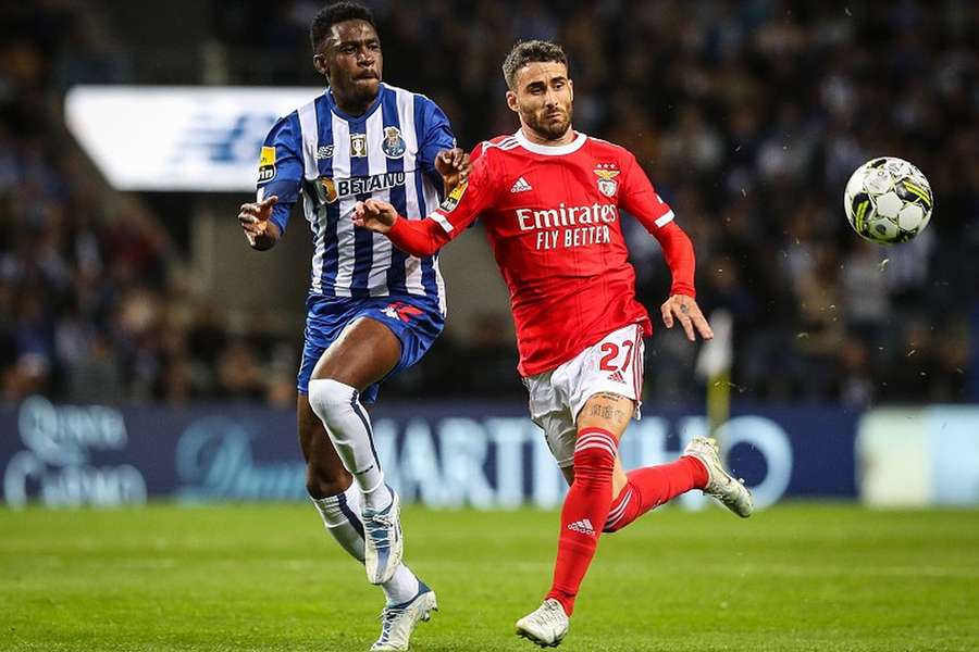 Benfica e FC Porto discutem troféu da Supertaça Benfica e FC Porto discutem troféu da Supertaça