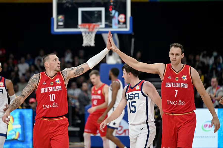 Němci v závěru semifinále s USA udrželi náskok a poprvé v historii si zahrají o zlato.