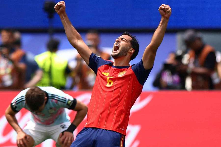Merino, da Espanha, fez dois gols vindo da reserva Merino, da Espanha, fez dois gols vindo da reserva