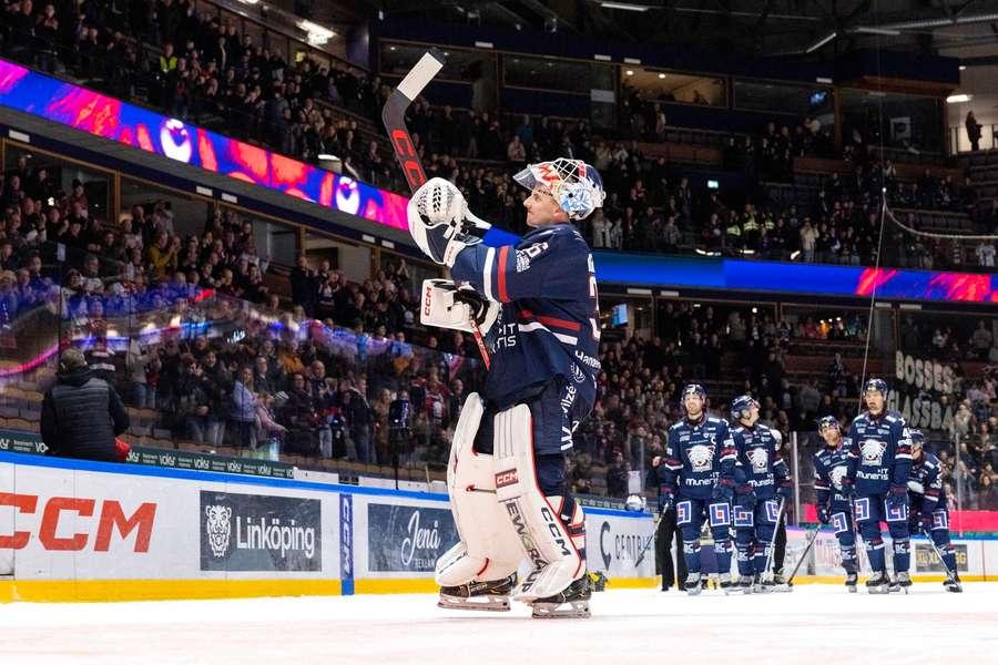 Linkoping goaltender Waltteri Ignatjew salutes the crowd after making 32 saves