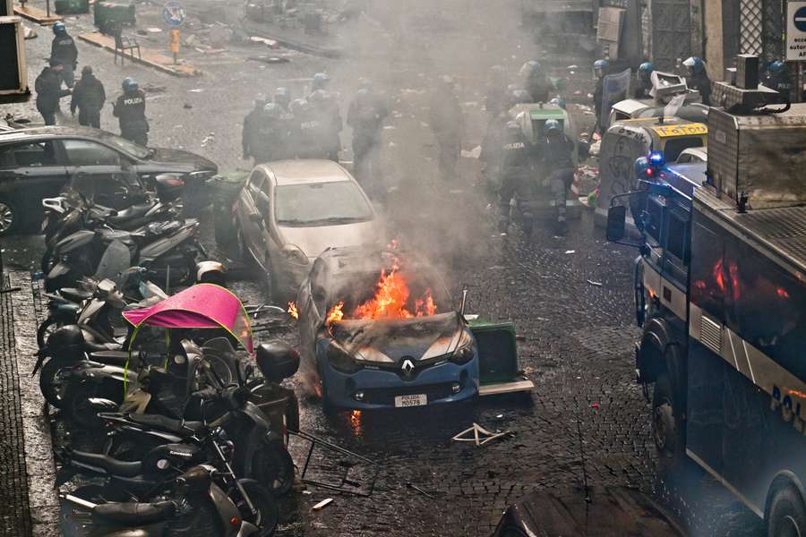 Auto della polizia in fiamme