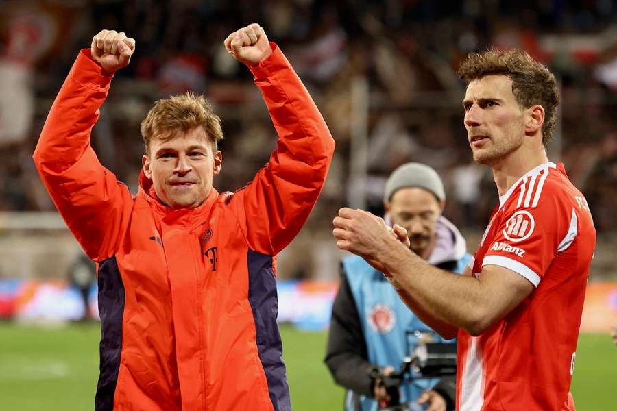 Joshua Kimmich (l.) und Leon Goretzka feiern den Bayern-Erfolg auf St. Pauli.