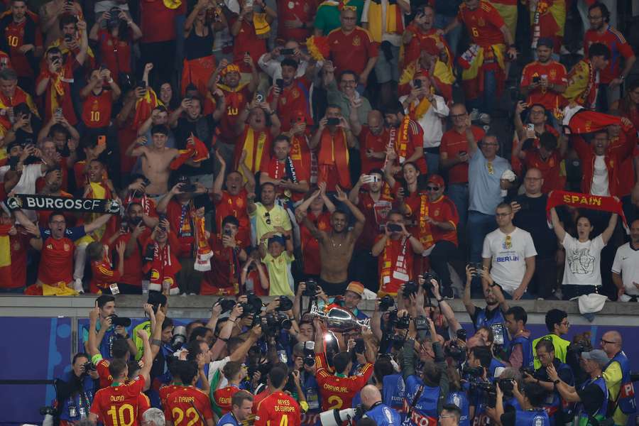 Os jogadores festejam o título com os adeptos espanhóis