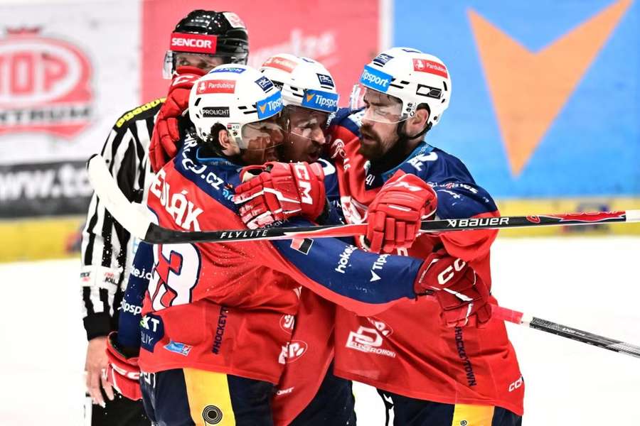 Radosť hokejistov Pardubíc, ktorí sú jedno víťazstvo od vytúženého titulu.