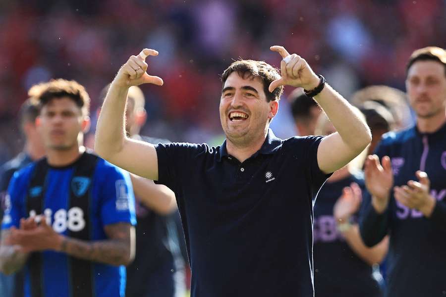 Andoni Iraola celebrats with the supporters Andoni Iraola celebrats with the supporters