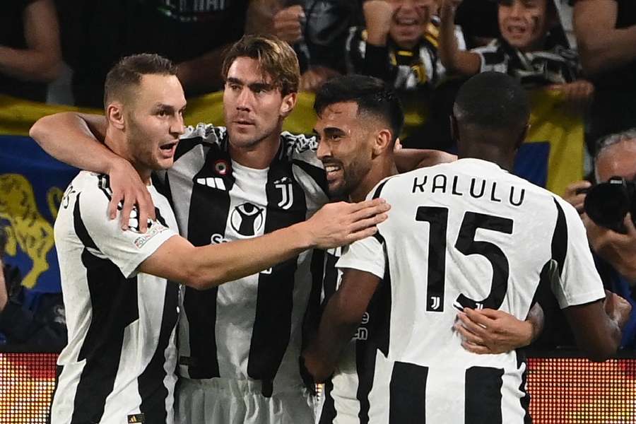 Jogadores da Juventus comemoram gol marcado sobre o PSV