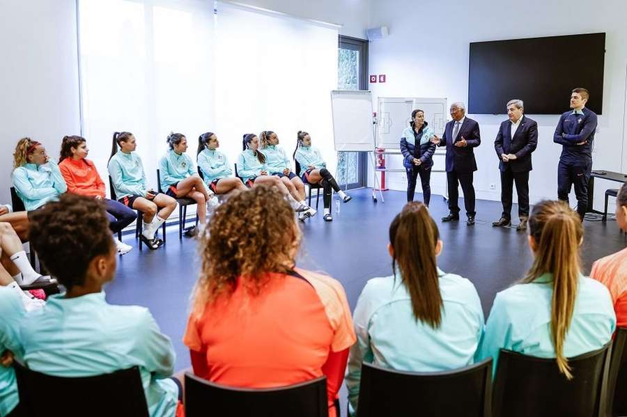Primeiro-ministro visita seleção feminina de futebol após “facto histórico”