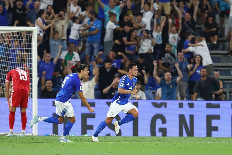 Raspadori celebrando el primer gol Raspadori celebrando el primer gol