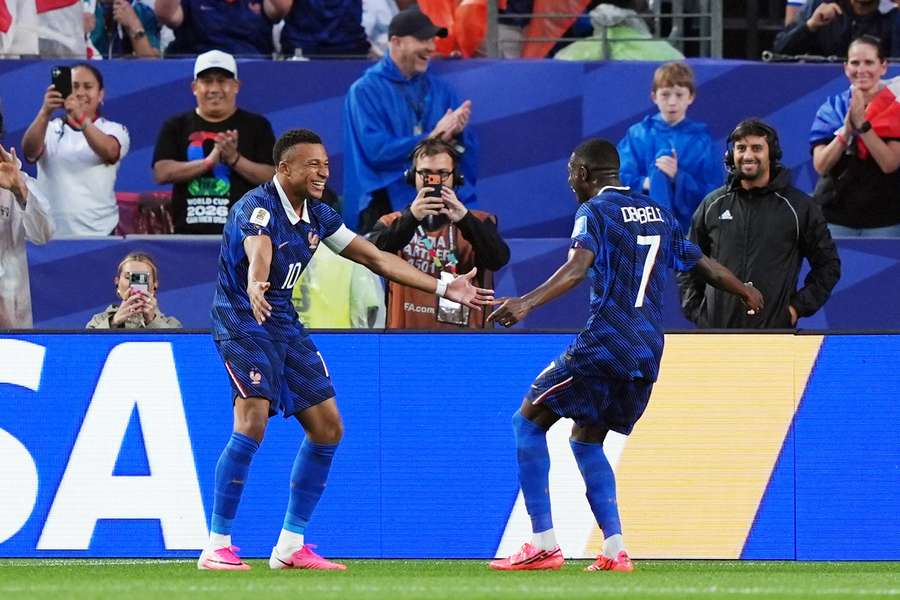 Mbappé y Dembélé celebran el segundo gol de Francia ante Irak Mbappé y Dembélé celebran el segundo gol de Francia ante Irak