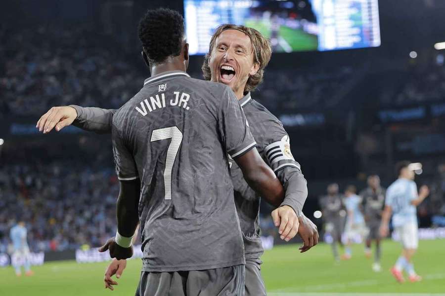 Modric celebra junto a Vinicius.