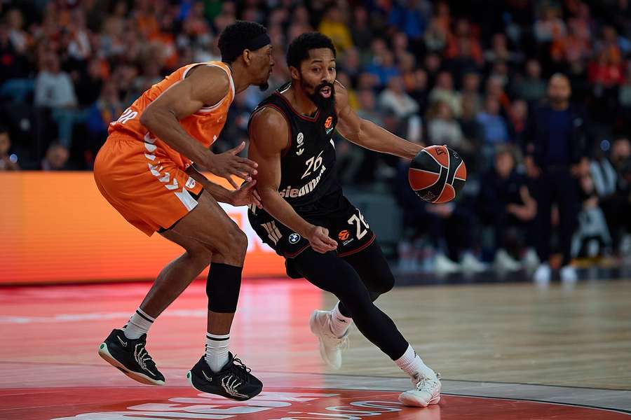 Spencer Dinwiddie war mit 12 Punkten noch der beste Werfer seines Teams. Spencer Dinwiddie war mit 12 Punkten noch der beste Werfer seines Teams.