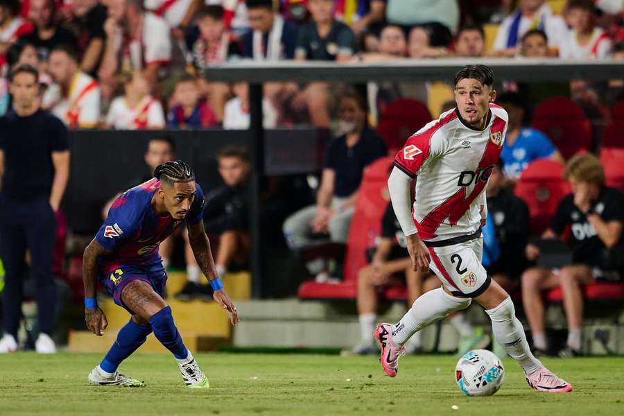 Andrei Rațiu vs. Raphinha, în duelul Rayo Vallecano - Barcelona, scor 1-1, în etapa 3 din La Liga
