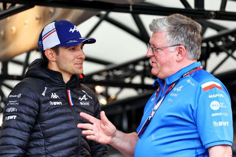 Esteban Ocon en Otmar Szafnauer in gesprek op 30 juni 2022