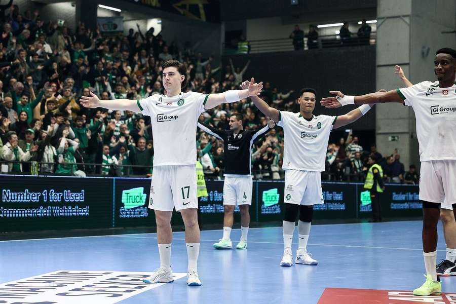 Jogadores do Sporting celebram triunfo