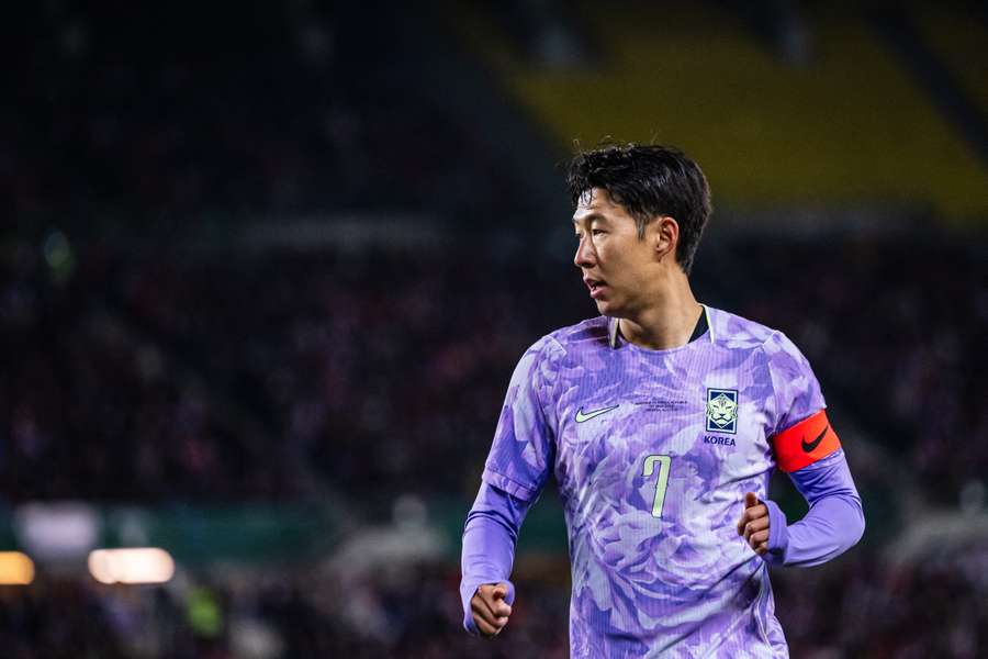 Heung-Min Son din Republica Coreea privește în timpul unui meci amical internațional între Austria și Coreea de Sud Heung-Min Son din Republica Coreea privește în timpul unui meci amical internațional între Austria și Coreea de Sud