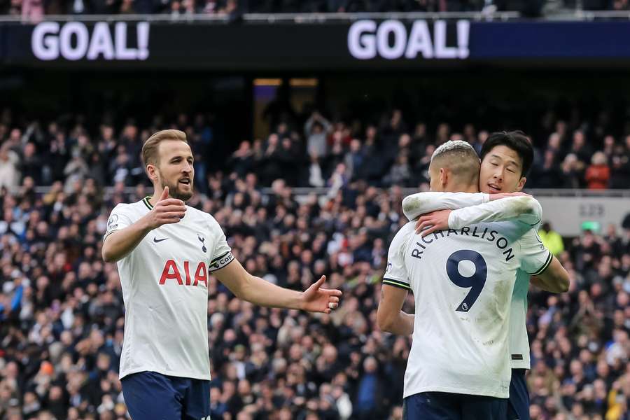 Son Heung-Min viert de 3-0 van Tottenham Hotspur samen met Richarlison, terwijl Harry Kane toesnelt
