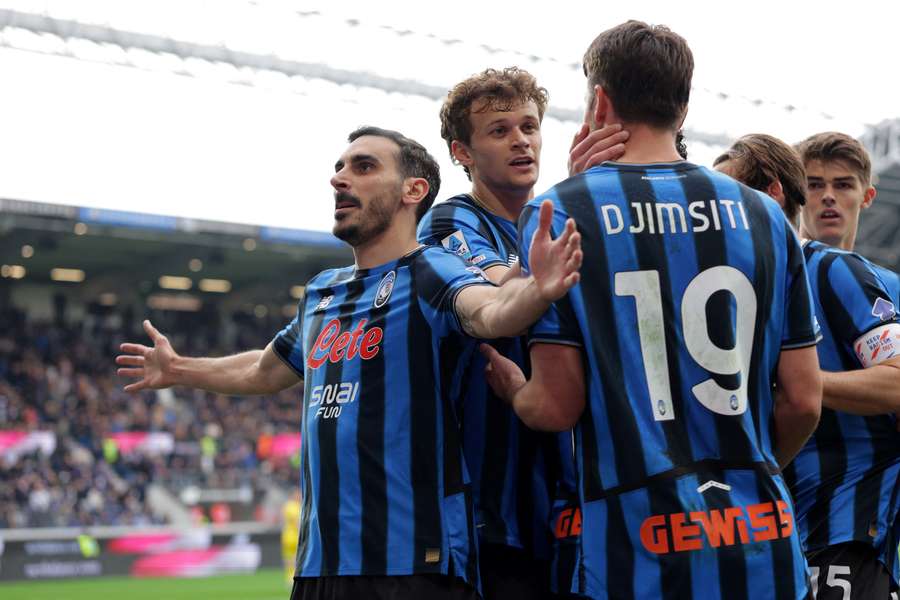 L'esultanza dei giocatori dell'Atalanta dopo il gol di Zappacosta
