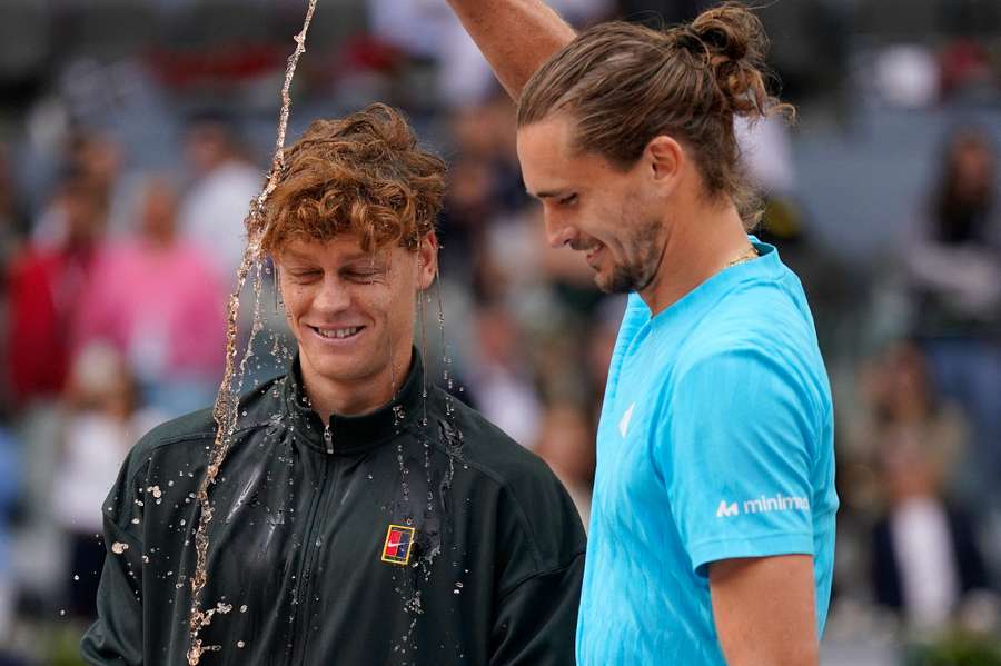 Sinner (izq.) y Zverev (dcha.) tras la final de Madrid
