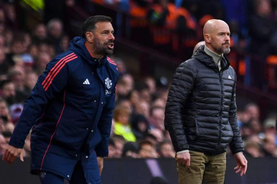 Erik ten Hag (L) naast zijn assistent Ruud van Nistelrooij