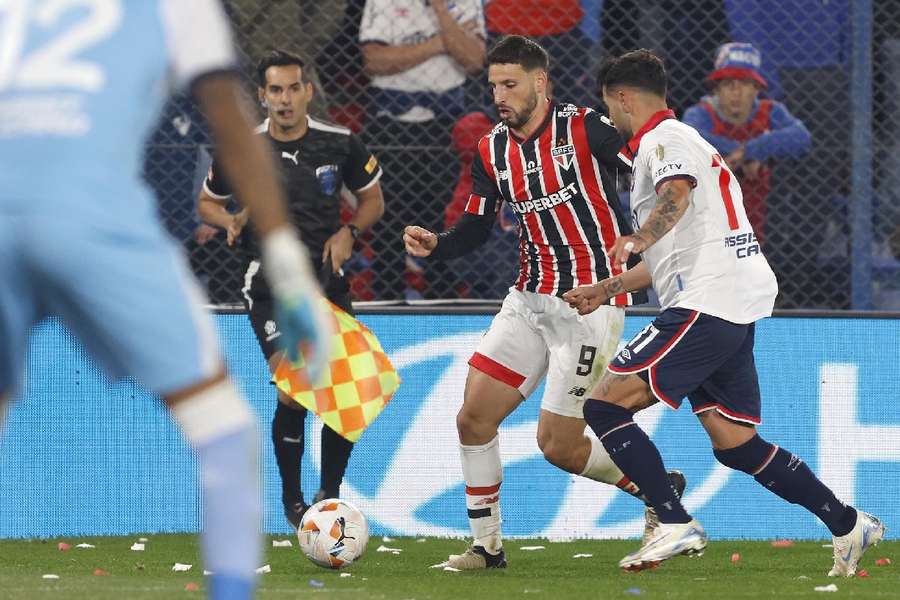 Calleri foi o responsável pela principal jogada de perigo do São Paulo