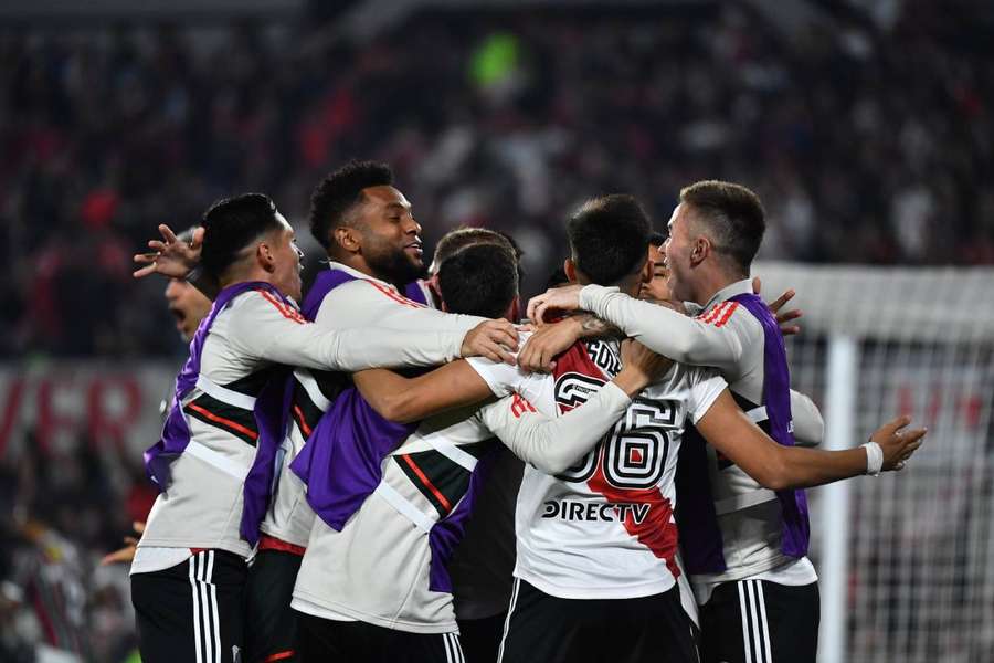 Jogadores do River celebram vitória no Monumental