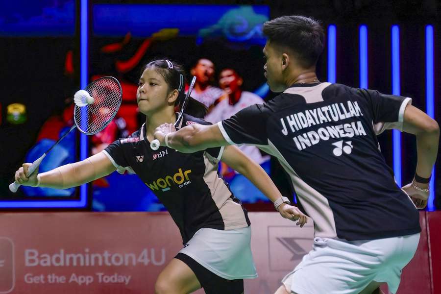 Indonesia's Jafar Hidayatullah and Felisha Alberta Nathaniel Pasaribu hit a return in action at the Indonesia Masters Indonesia's Jafar Hidayatullah and Felisha Alberta Nathaniel Pasaribu hit a return in action at the Indonesia Masters