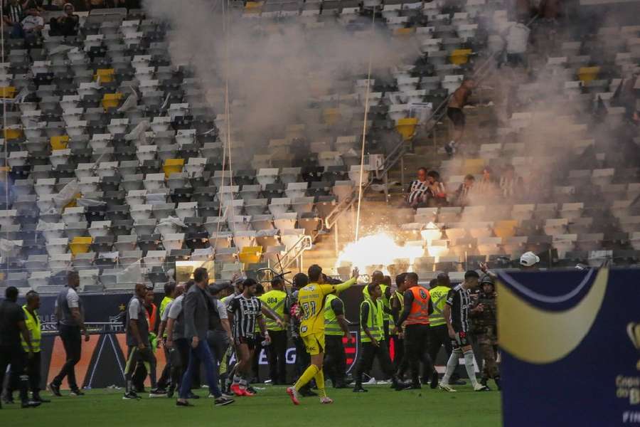 Arena MRV foi palco de cenas lamentáveis nesse domingo (10)