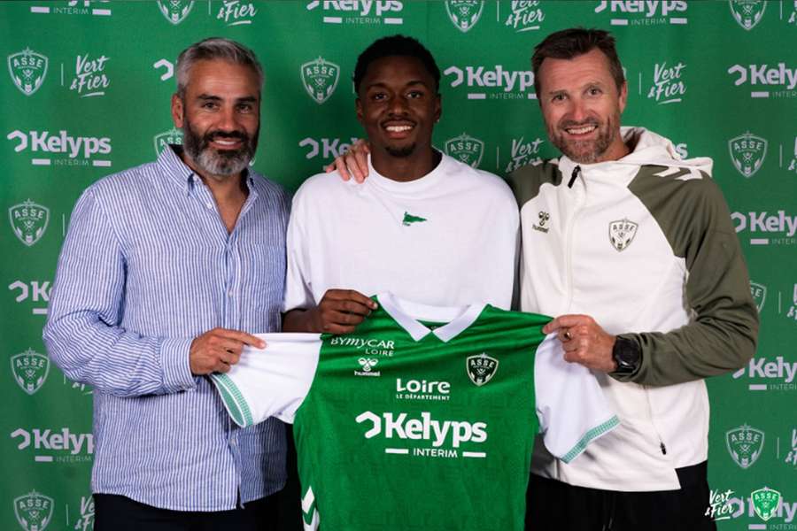 Joshua Duffus apresentado no Saint-Etienne