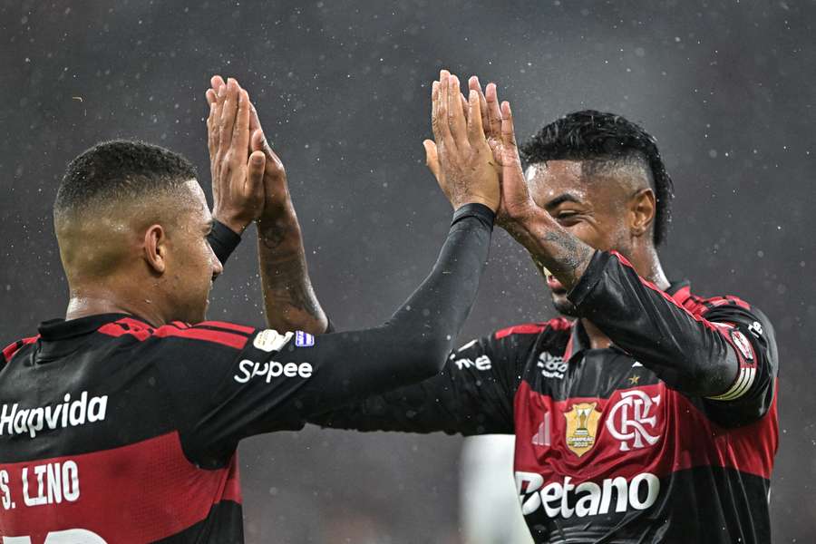 Flamengo, de Samuel Lino e Bruno Henrique (foto), busca manter a liderança do Brasileirão Flamengo, de Samuel Lino e Bruno Henrique (foto), busca manter a liderança do Brasileirão