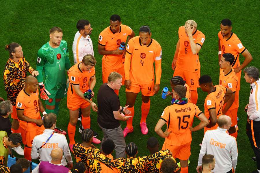 Ronald Koeman addresses his players during a hydration break Ronald Koeman addresses his players during a hydration break