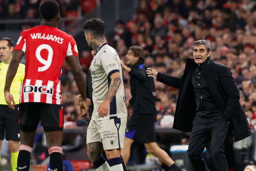 Ernesto Valverde dirigía al Athletic también en 2003 Ernesto Valverde dirigía al Athletic también en 2003