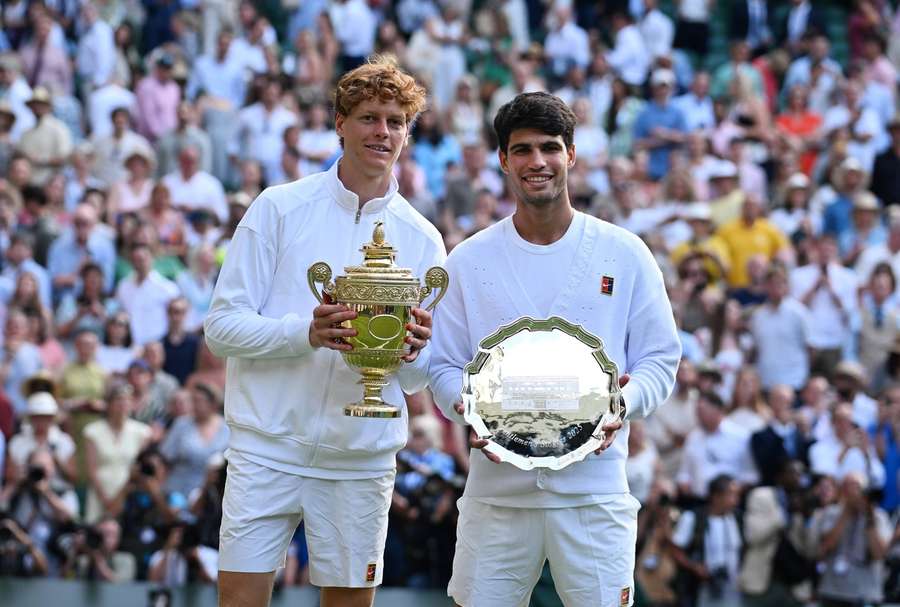 Jannik Sinner a Carlos Alcaraz po wimbledonském finále