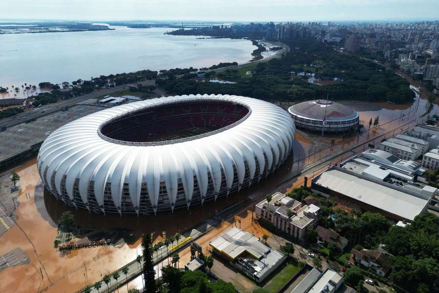 O Beira-Rio foi tomado pelas águas do Guaíba