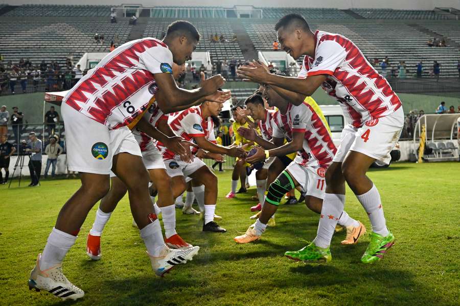 Los ganadores celebran el triunfo.