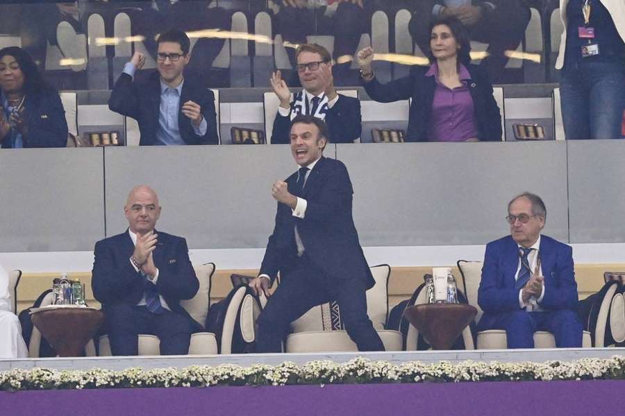 Macron celebra vitória francesa sobre o Marrocos em semifinal no Catar