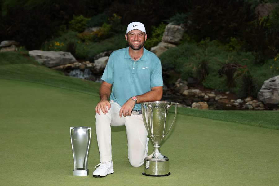 Scottie Scheffler et ses trophées ce dimanche. Scottie Scheffler et ses trophées ce dimanche.