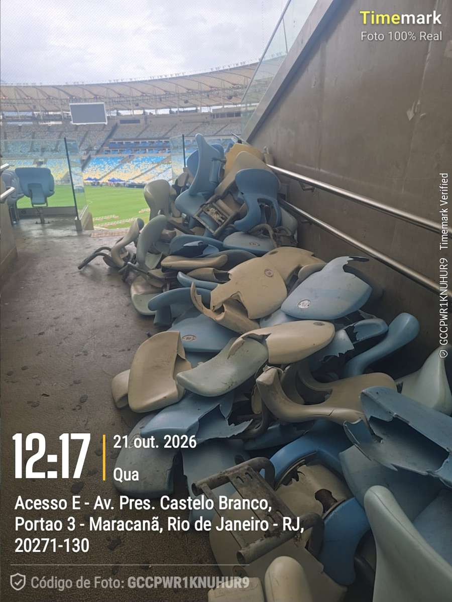 Cadeiras destruídas no Maracanã