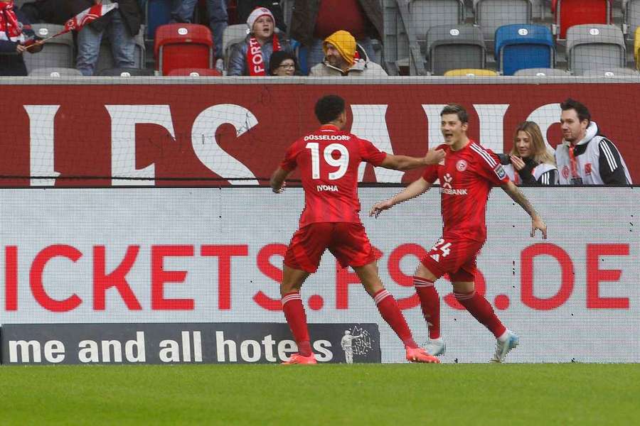 Dawid Kownacki (r.) bejubelt seinen Treffer für Fortuna Düsseldorf.