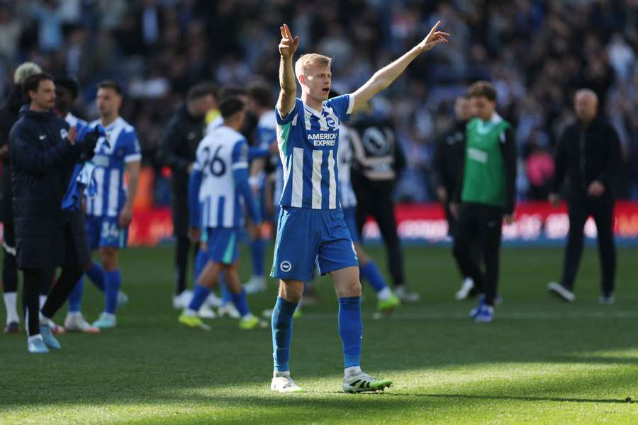 Hurzeler eager to see Brighton hold onto Van Hecke