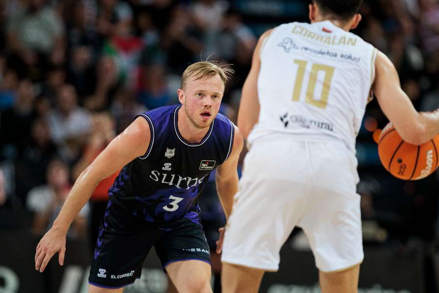 Corbalán, del San Pablo Burgos, ante Frey, del Surne Bilbao Basket