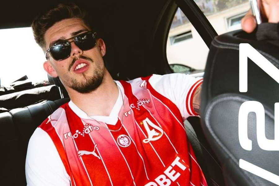 Dinamo nu renunță la noua siglă! Cum arată noile echipamente Dinamo nu renunță la noua siglă! Cum arată noile echipamente
