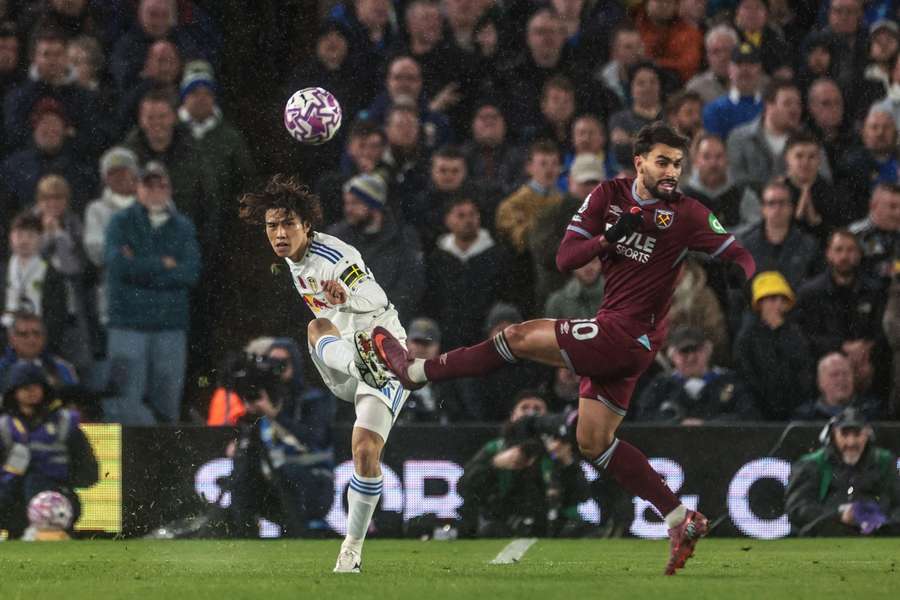 Ao Tanaka em ação diante do West Ham Ao Tanaka em ação diante do West Ham