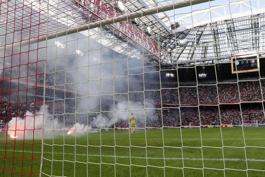 Vuurwerk op het veld bij een 0-3 tussenstand