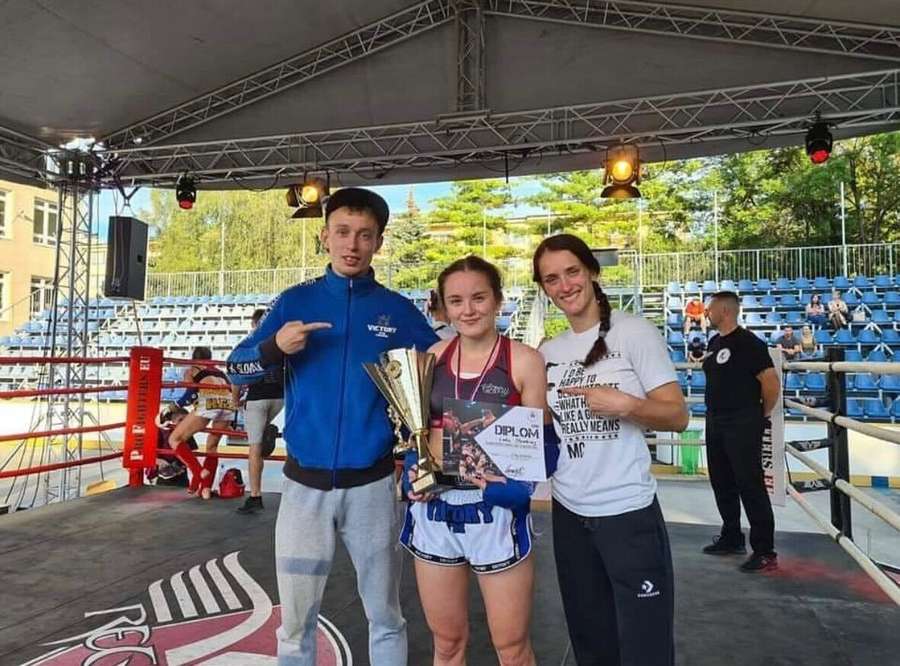 Škundová s trofejou po boku trénerov.