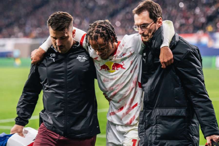 Xavi Simons é carregado pela equipe médica do RB Leipzig