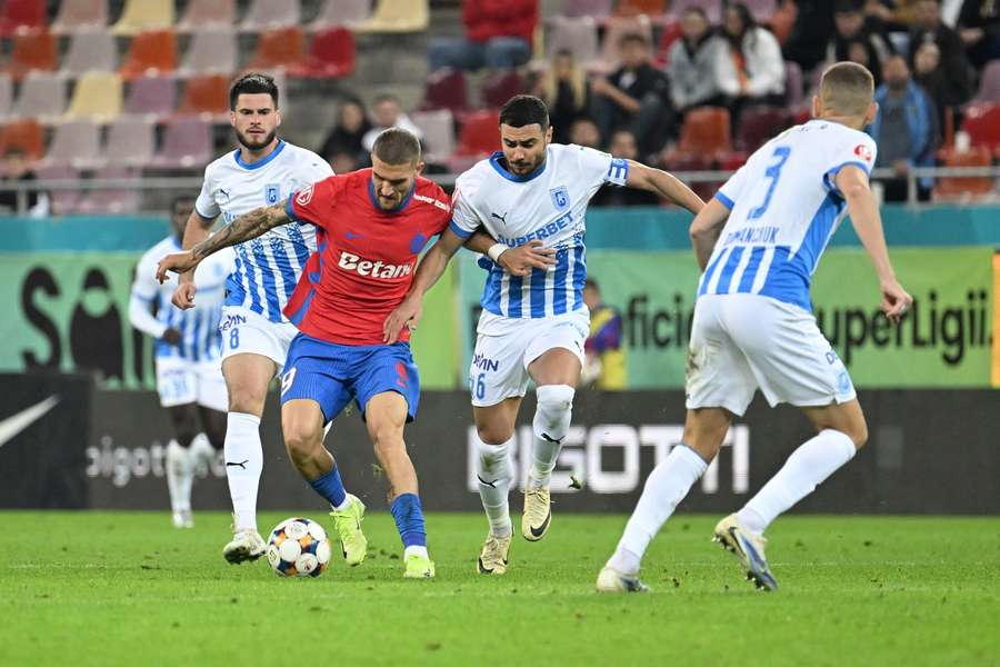 Moment din partida Universitatea Craiova - FCSB