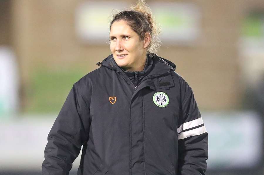 Hannah Dingley sucede a Duncan Ferguson no comando técnico do Forest Green Rovers